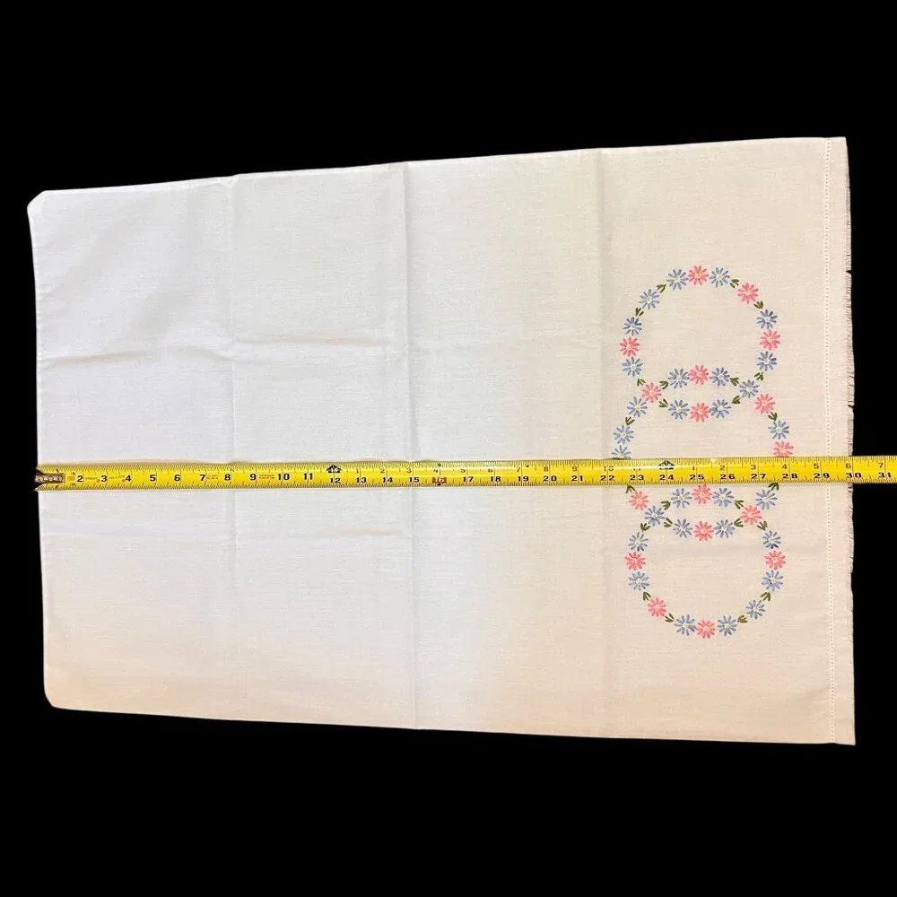 Vtg Handmade Embroidered Daisy Pillowcases Set of 2 Wreaths Pink Blue Circles